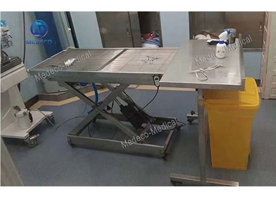 Sola tabla quirúrgica echada a un lado de acero inoxidable del veterinario inclinable para los animales domésticos