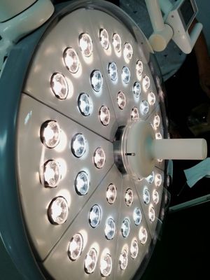 Luz doble de la bóveda OT de la tecnología 500m m de Lux Surgical Operating Light Union del equipamiento médico 40000